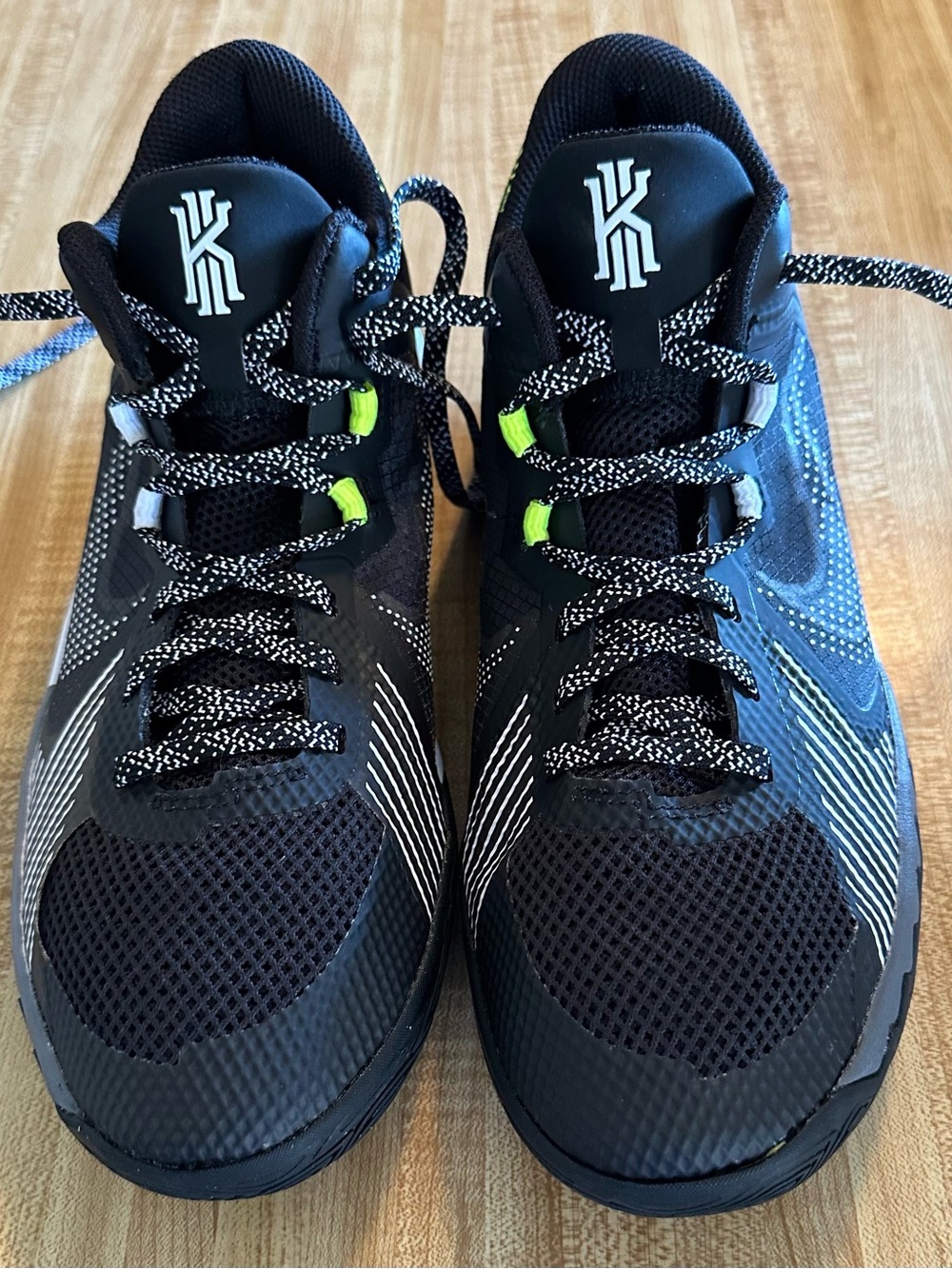 Nike Kyrie Flytrap 5 (GS) Basketball
Shoes - Black/Volt - Size 7Y
